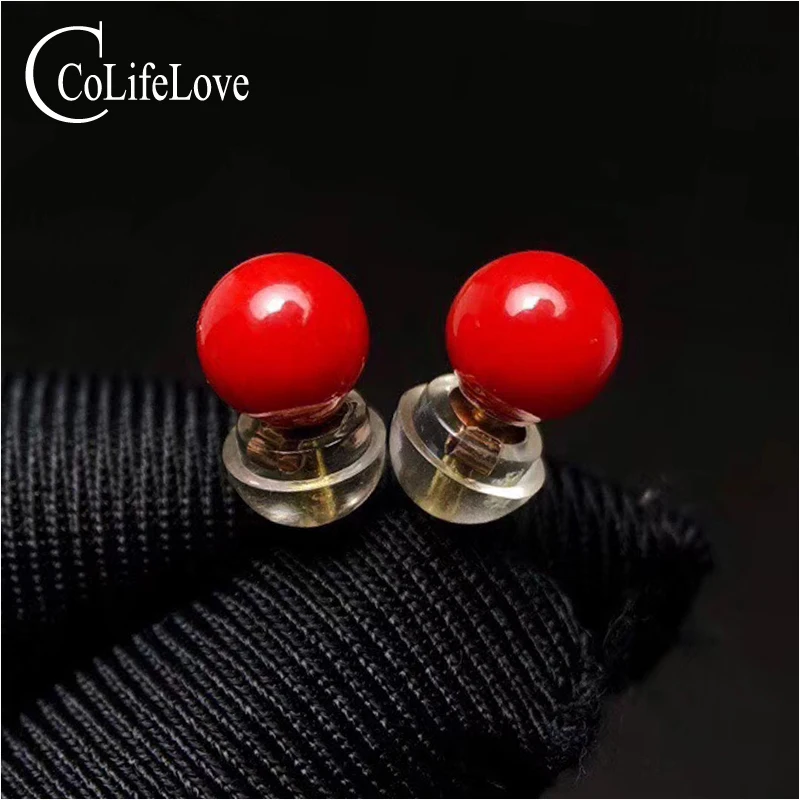 Серьги гвоздики диаметром 5 мм из 18 каратного желтого золота с красными