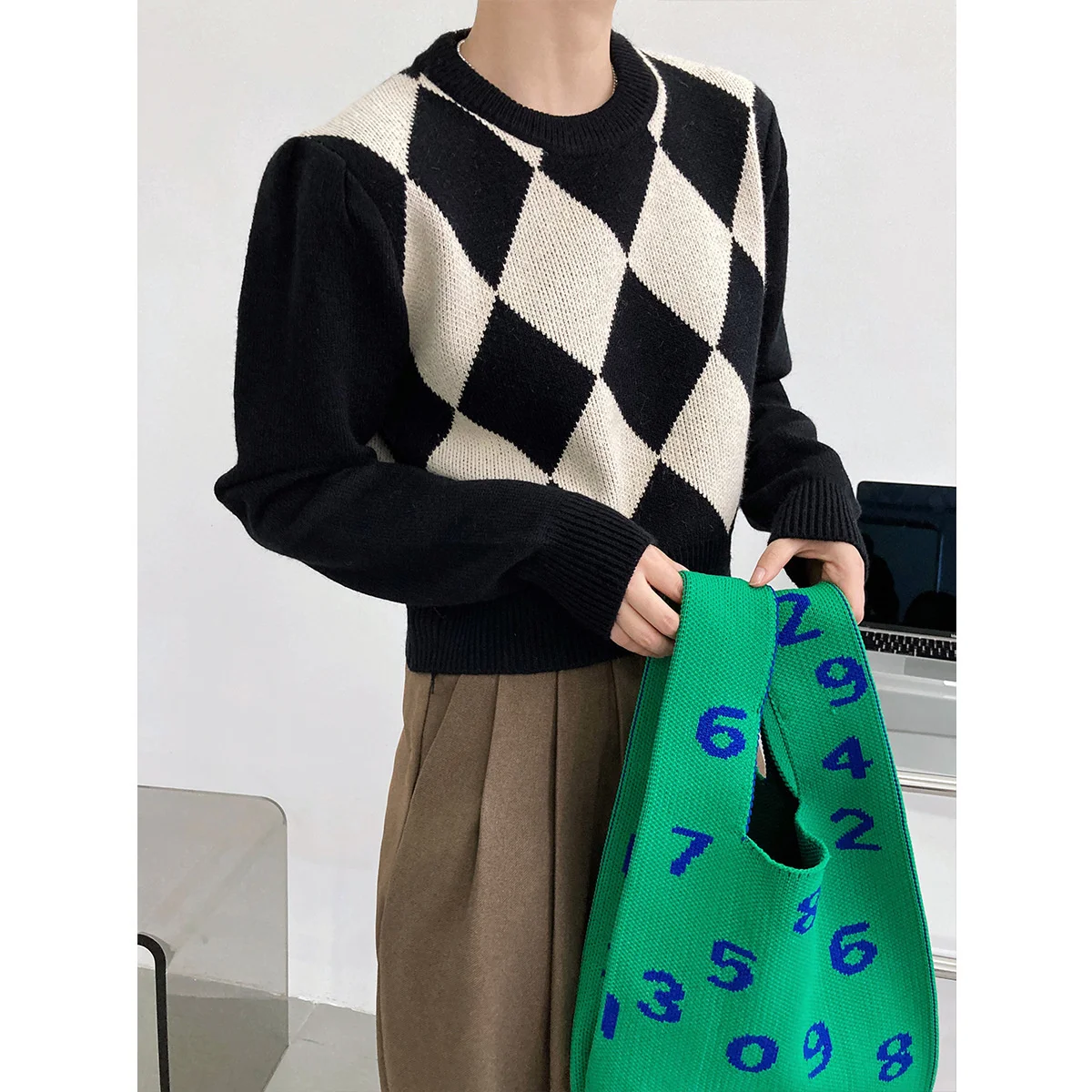 

@YYDS Color Contrast Argyle Pattern Bishop Sleeve Crop Sweater Black / Coffe