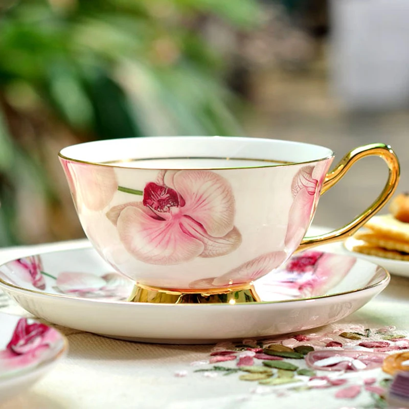 

Европейская роскошная кофейная чашка и блюдце из костяного фарфора, британские чашки для послеобеденного чая, цветочного чая с ложкой, быто...
