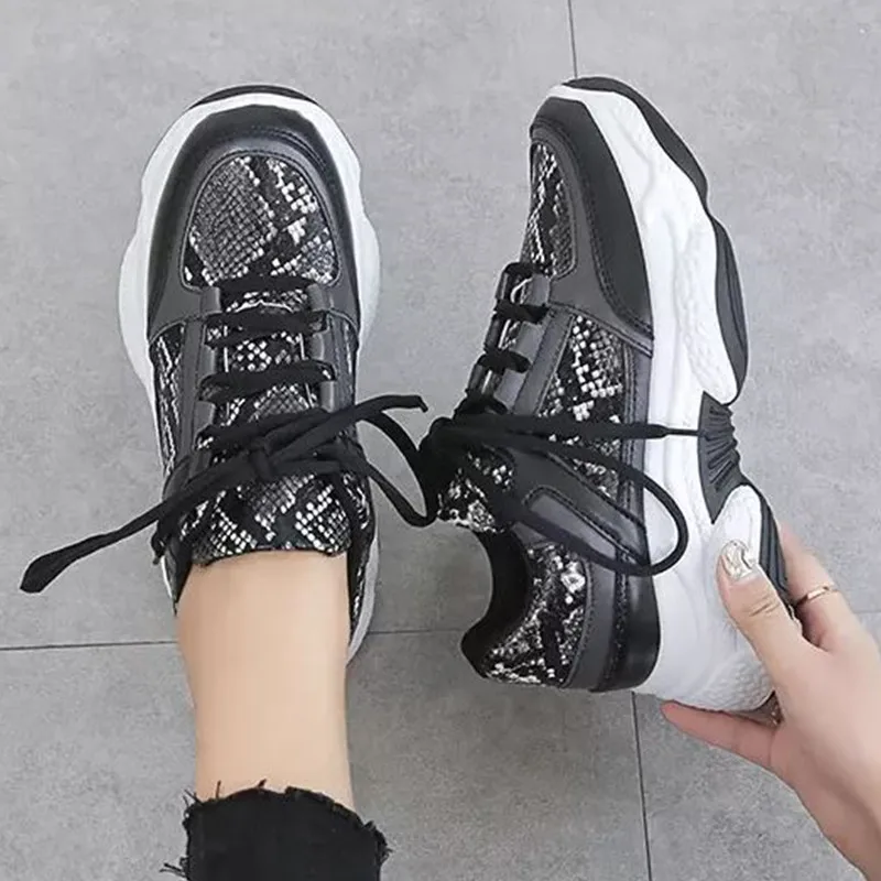 Черный New fashion brand sneakers Woman Shoes Pu leather Leopard Platform outdoor sneakers women sports shoes Ladies Plus size 36-42 - Цвет: Черный