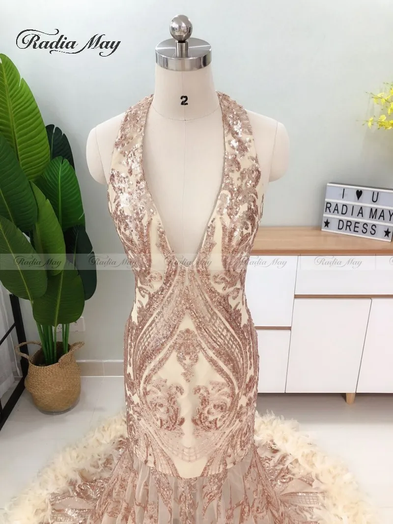 Женское длинное платье с юбкой годе розовое золотистое блестящее V образным