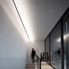 Современный линейный настенный светильник черного и белого цветов, светодиодное бра с линейным светом для гостиной, декоративное освещение для ванной комнаты