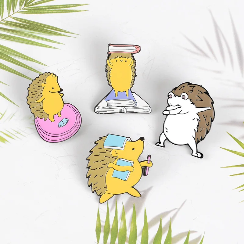 Очаровательные эмалированные булавки желто белые ежики любящие обучение держат