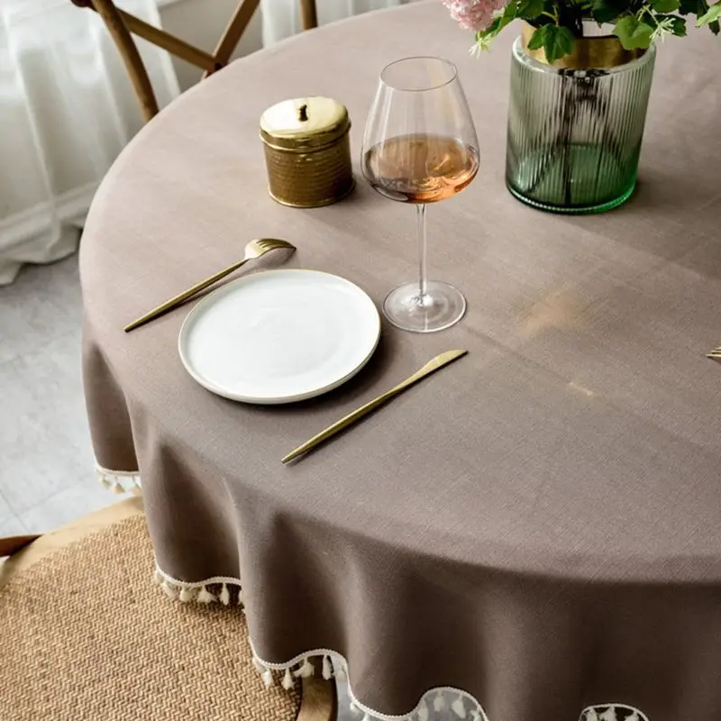 Круглая скатерть с кисточками в скандинавском стиле однотонная