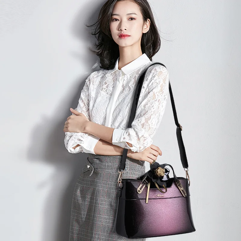 

2021 New Fashion High-quality Patent Leather Flower Accessories Large-capacity Shell Handbag All-match Shoulder Crossbody Bag Cc