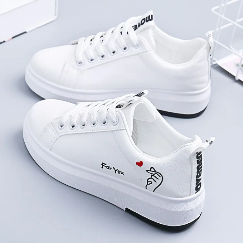 

Skate-shoes Women's Sports Shoes Sweet Heart-shaped Lace-up Platform Sneakers Women Spring Walking Trainers Vulcanize Shoes
