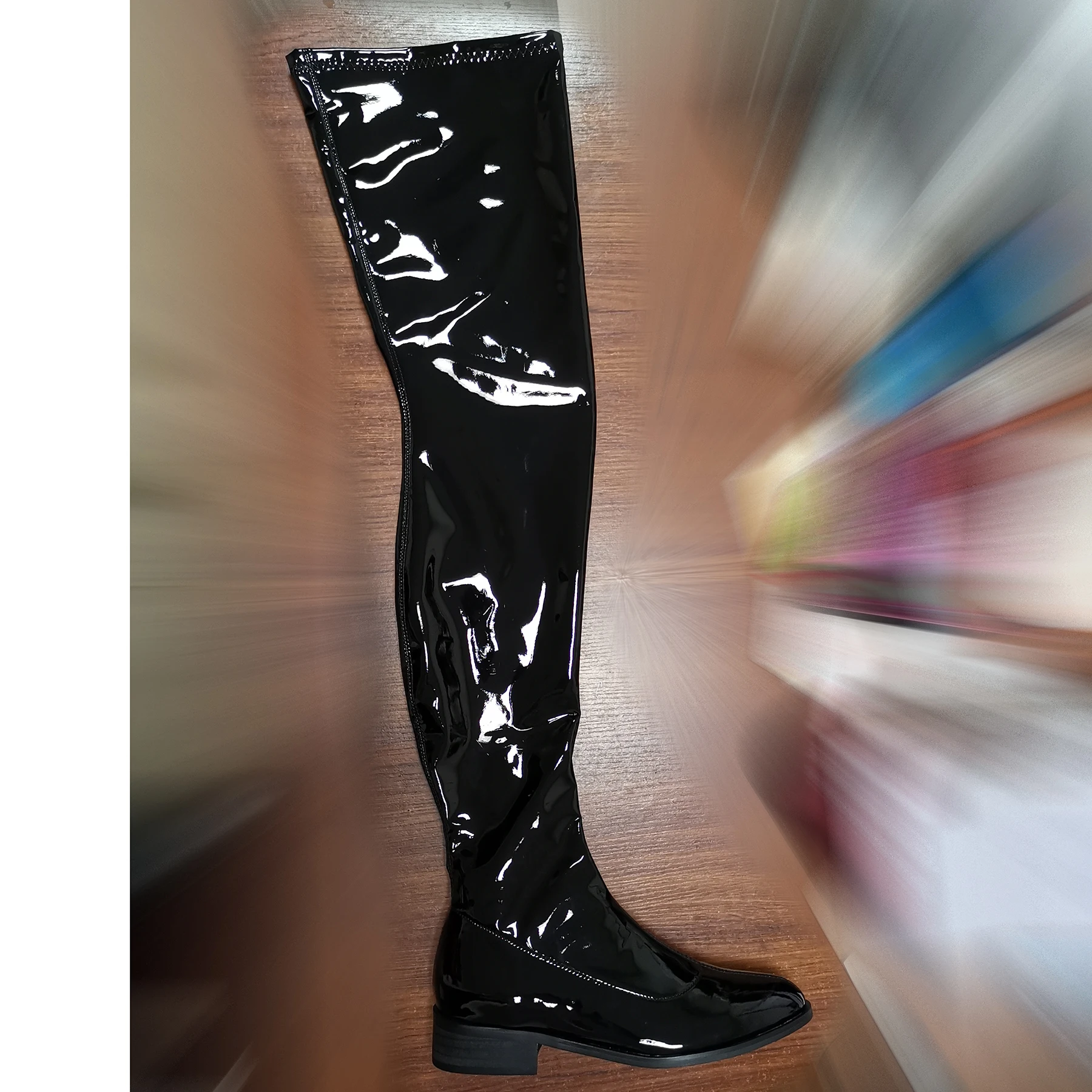 Женские сапоги выше колена на низком каблуке с блестками