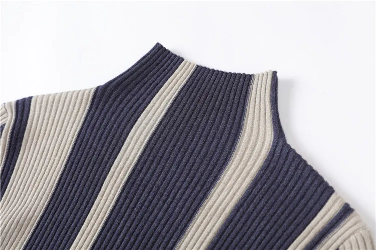 Женский свитер с высоким воротником голубой в Вертикальную Полоску длинными