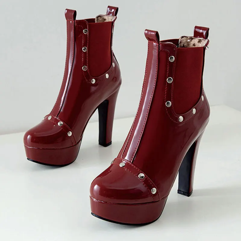 Женские ботильоны с металлическими заклепками на высоком каблуке и платформе