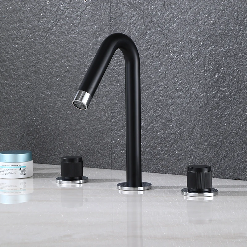 Смеситель для ванной комнаты с двойной ручкой широкий золотистый кран раковины