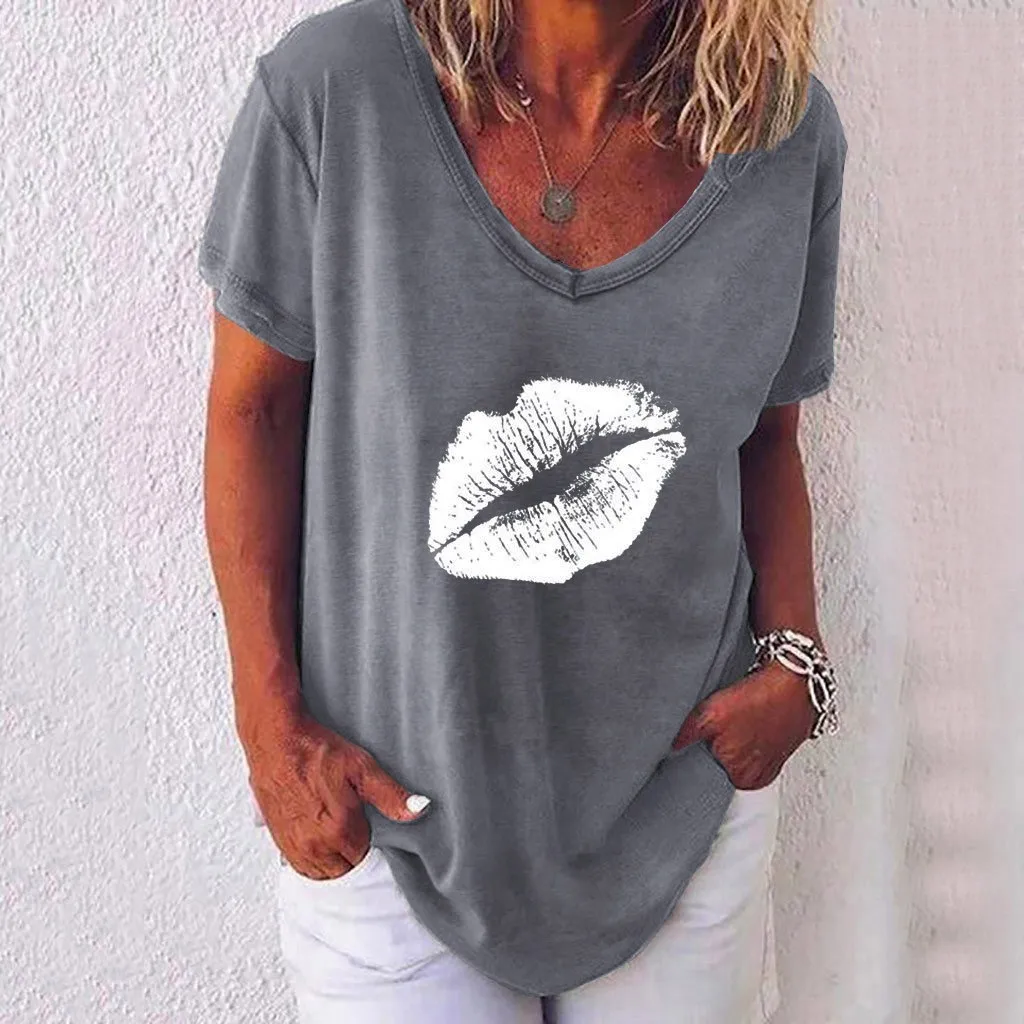 Женская футболка с коротким рукавом V образным вырезом и принтом губ|Футболки| |