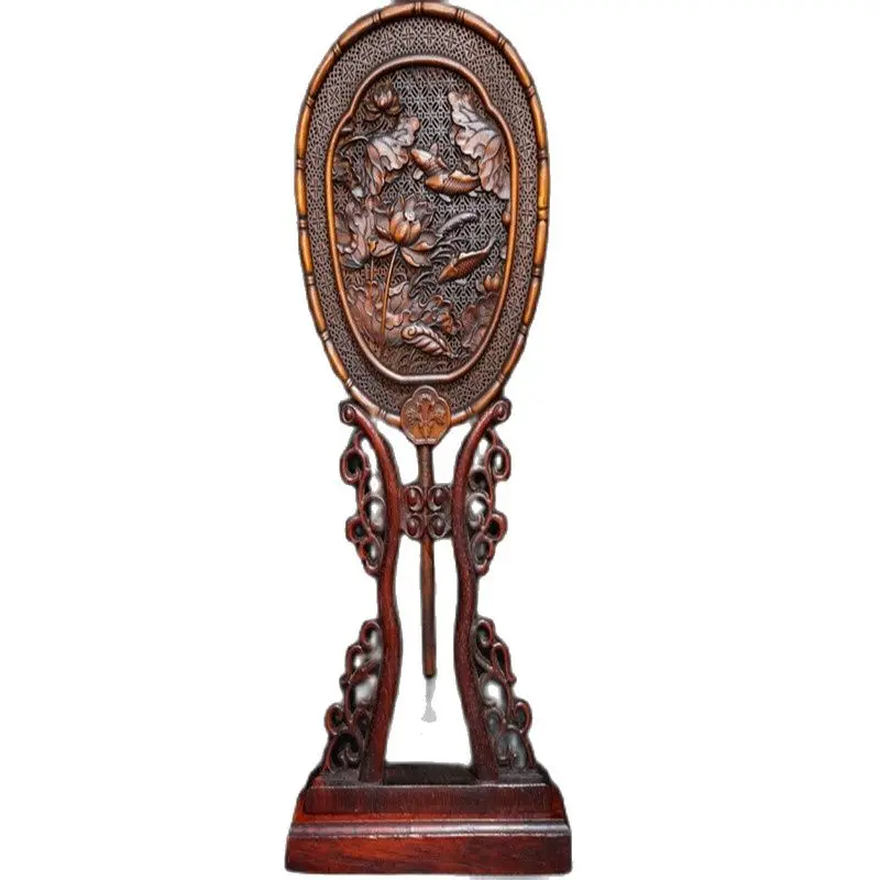 

Boxwood is finely carved and has more than one screen decoration every year. Family collection