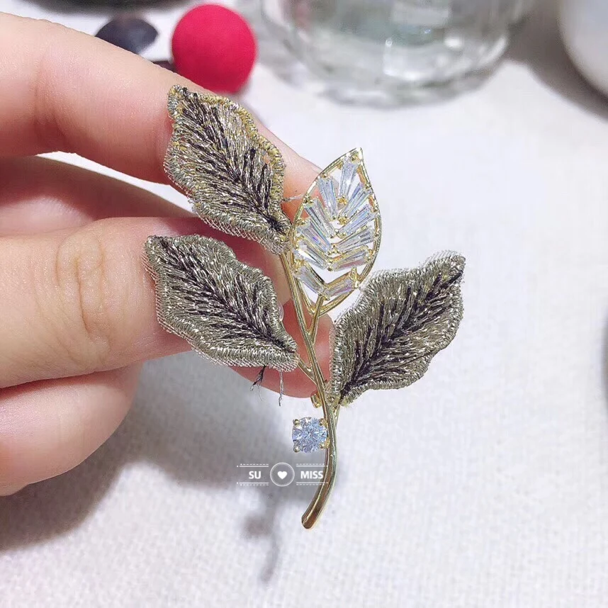 

Женская Брошь с фианитами, брошь золотого цвета в форме листьев, украшение из фианита