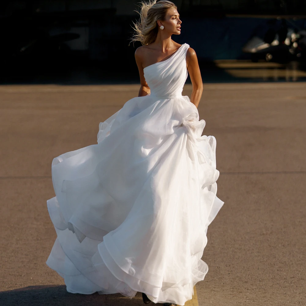 

Simple One-shoulder Wedding Dress A-line Organza Bridal Gown with Pleats Court Train robe de mariage