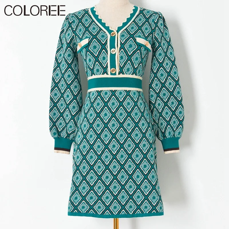 

Женское трикотажное мини-платье с V-образным вырезом и длинным рукавом