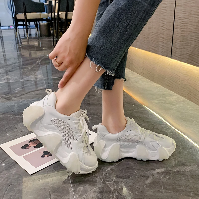 

Флуоресцентные освещенные белые сетчатые кроссовки для девочек толщиной 4 см, дышащая женская обувь для бега с осьминогом, летние спортивны...