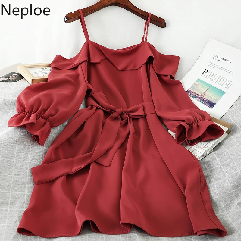 Женское шифоновое платье с рюшами вырезом лодочкой и расклешенными рукавами