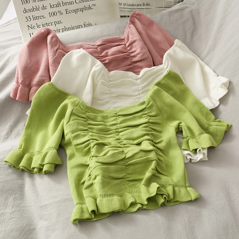 Плиссированная короткая вязаная футболка с открытыми плечами и деревянными