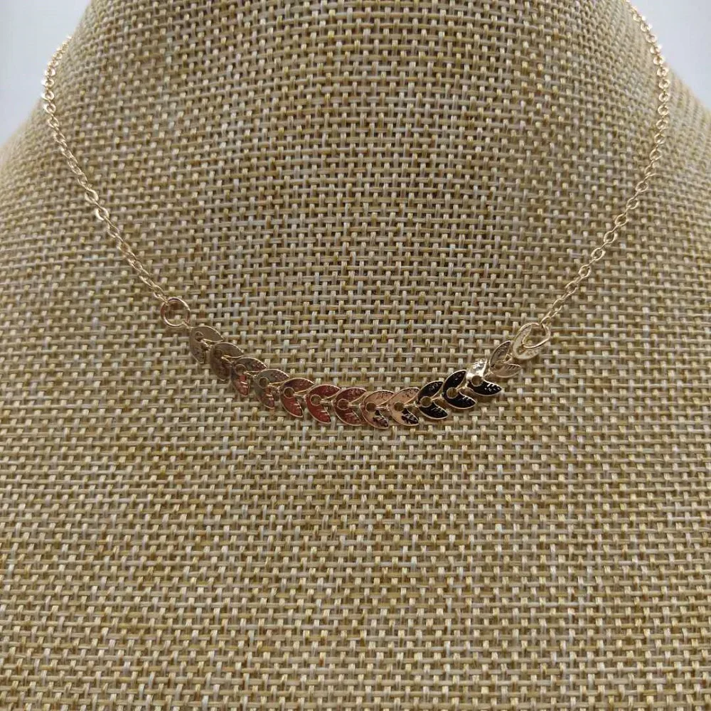 Ожерелье-чокер с маленькими листьями и цепочкой в форме монет расширенная