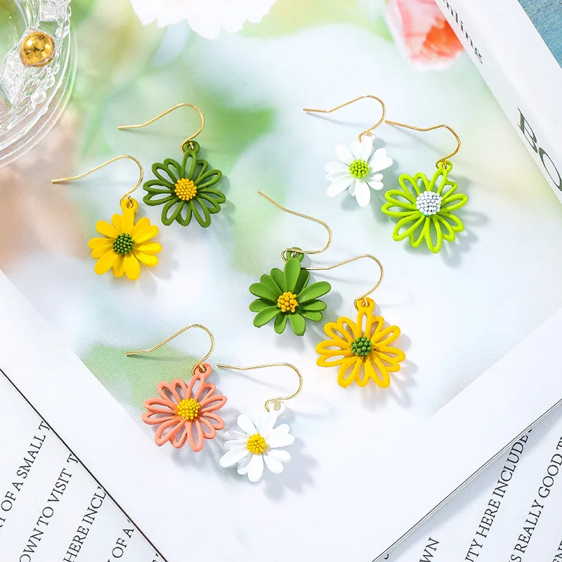 

2021 New Flower Asymmetric Ear Hook For Woman Jewelry Party Ladies' Daisy Small Fresh Pendant Earrings Accessories Jewelry Gifts