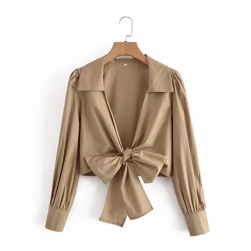 

Женская короткая блузка с длинным рукавом и отложным воротником