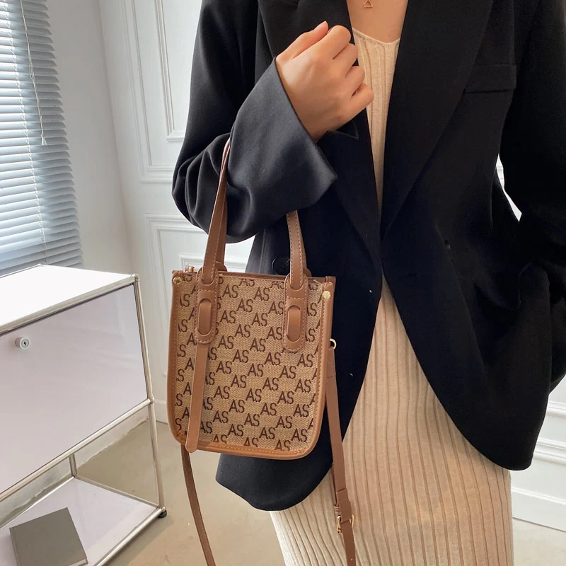 

Новая женская маленькая сумочка коричневого и розового цвета, сумки на плечо с буквенным принтом, женские сумки через плечо, европейские и а...