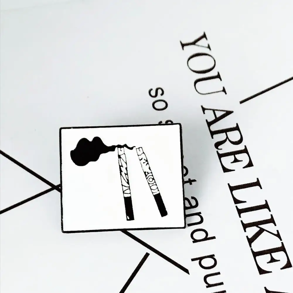 Эмалированная брошь в стиле панк черно-белая с мультяшным котом собакой значок