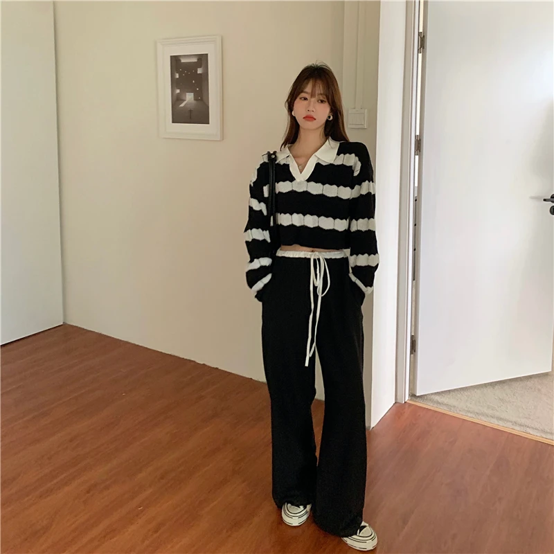 Женский трикотажный укороченный свитер в полоску черный или белый Повседневный