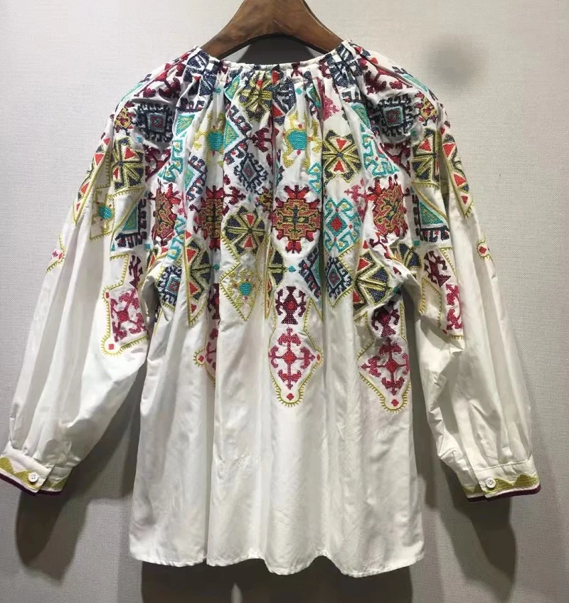 Блузка женская хлопковая с вышивкой и длинным рукавом свободного покроя |