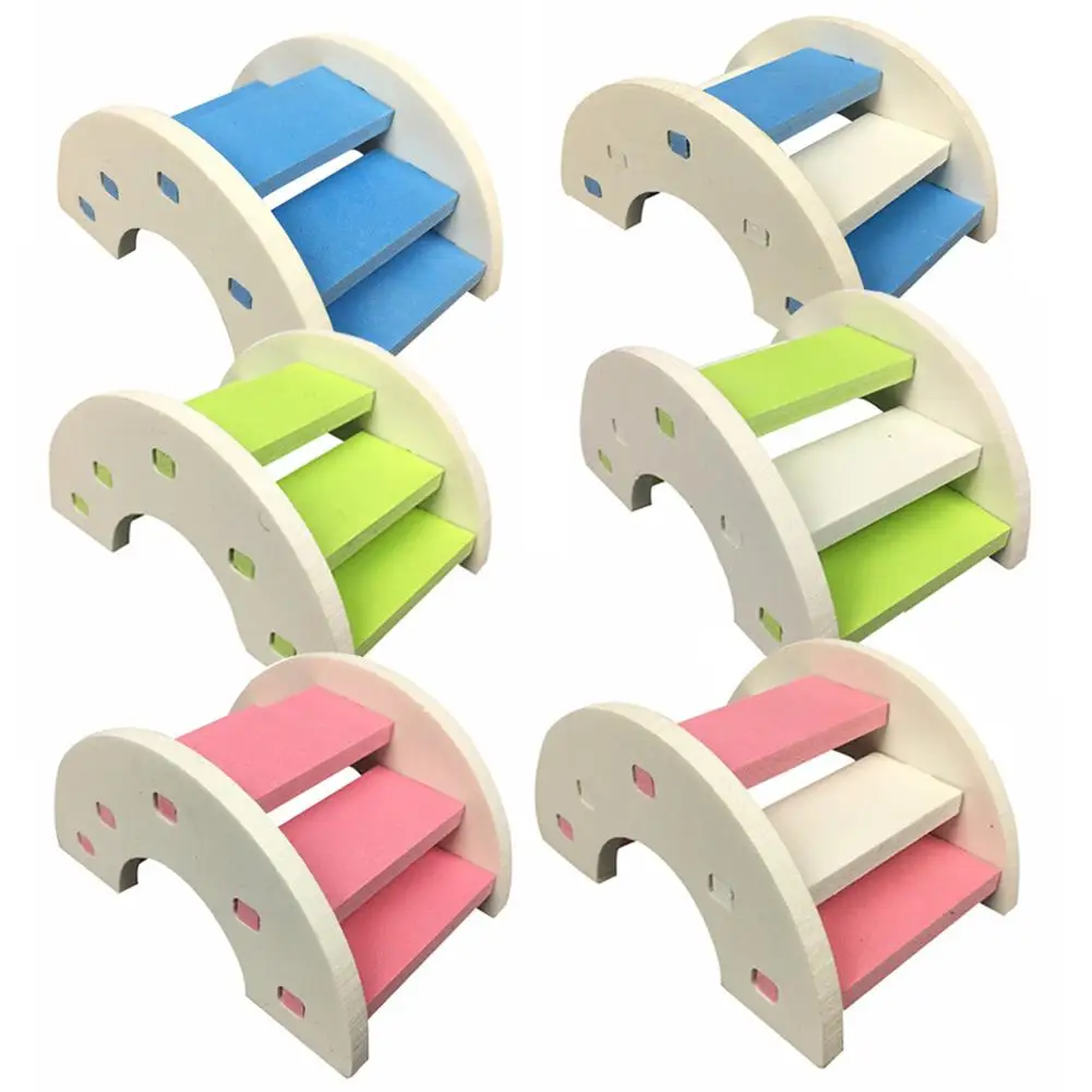 Игрушечный деревянный хомяк синего цвета в форме кубического дерева