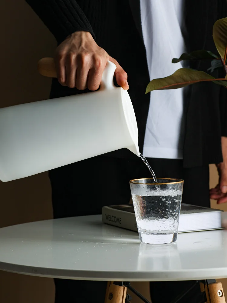 Стеклянная подкладка без грязи деревянная ручка прессования бутылки горячей