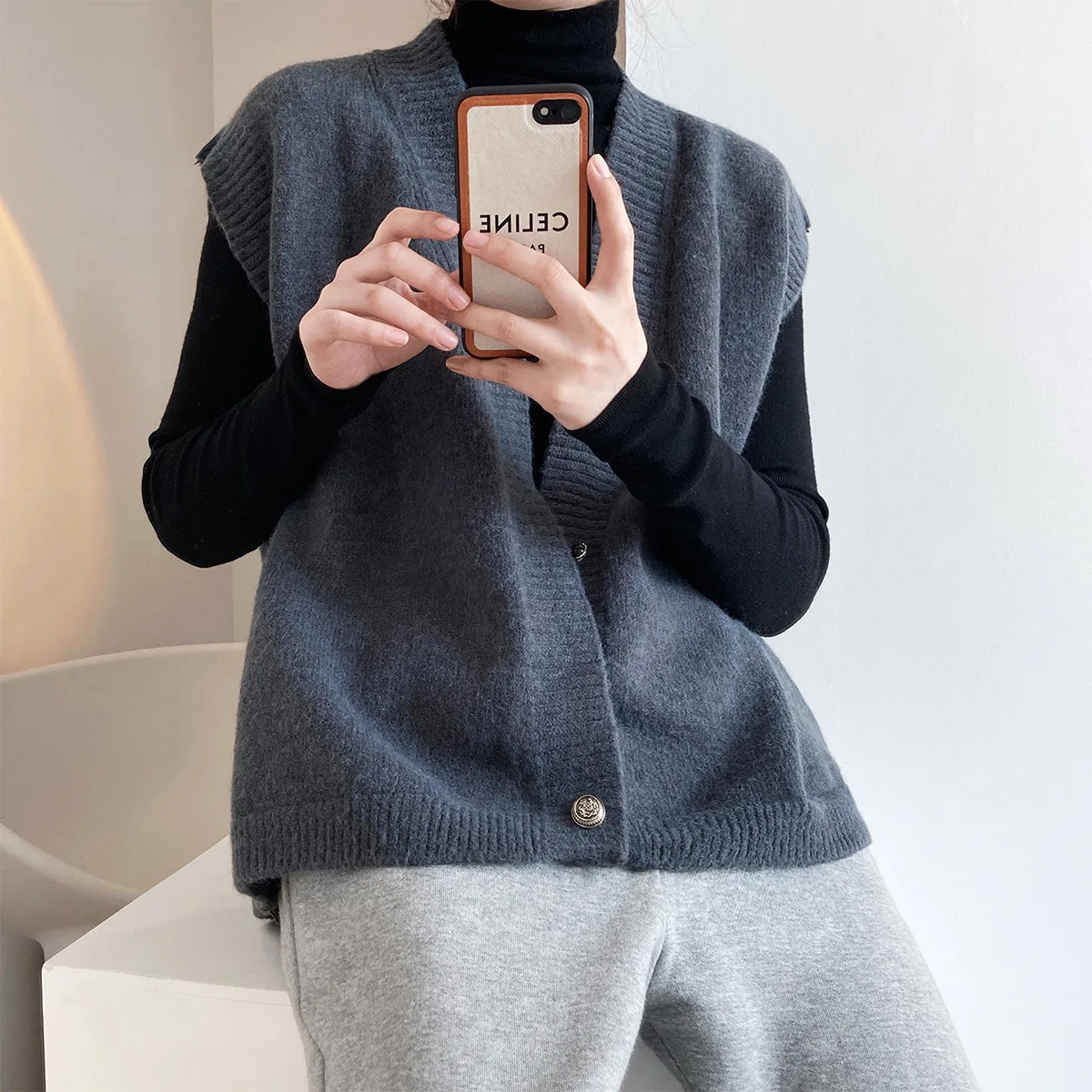 

SuperAen Autumn Fashionable V-neck Knitted Vest Female Sleeveless Solid Sweater Cardigan Vest