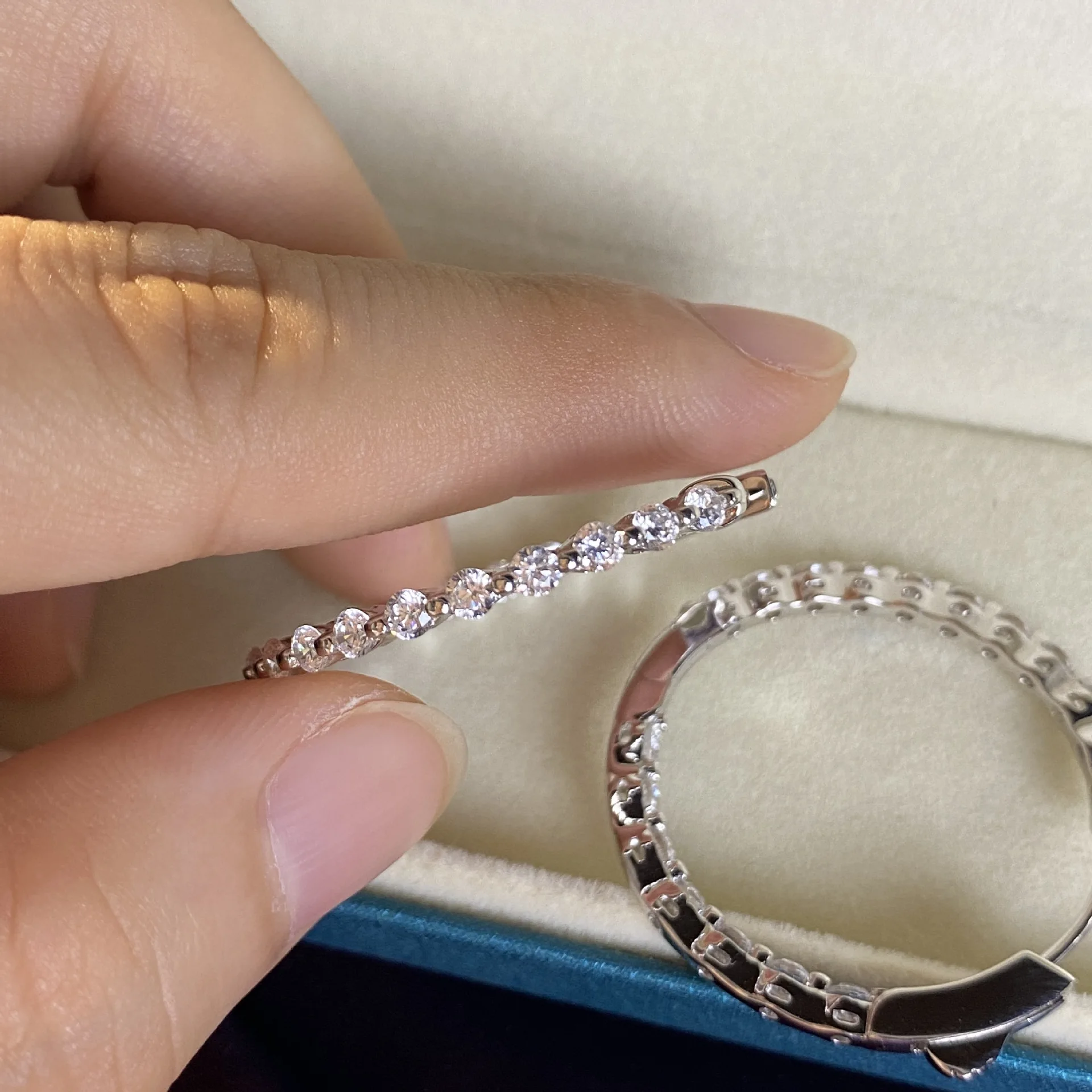 

Shipei Romantic Cute 925 Sterling Silver Created Moissanite Gemstone Hoop Earrings For Women Wedding Engagement Fine Jewelry