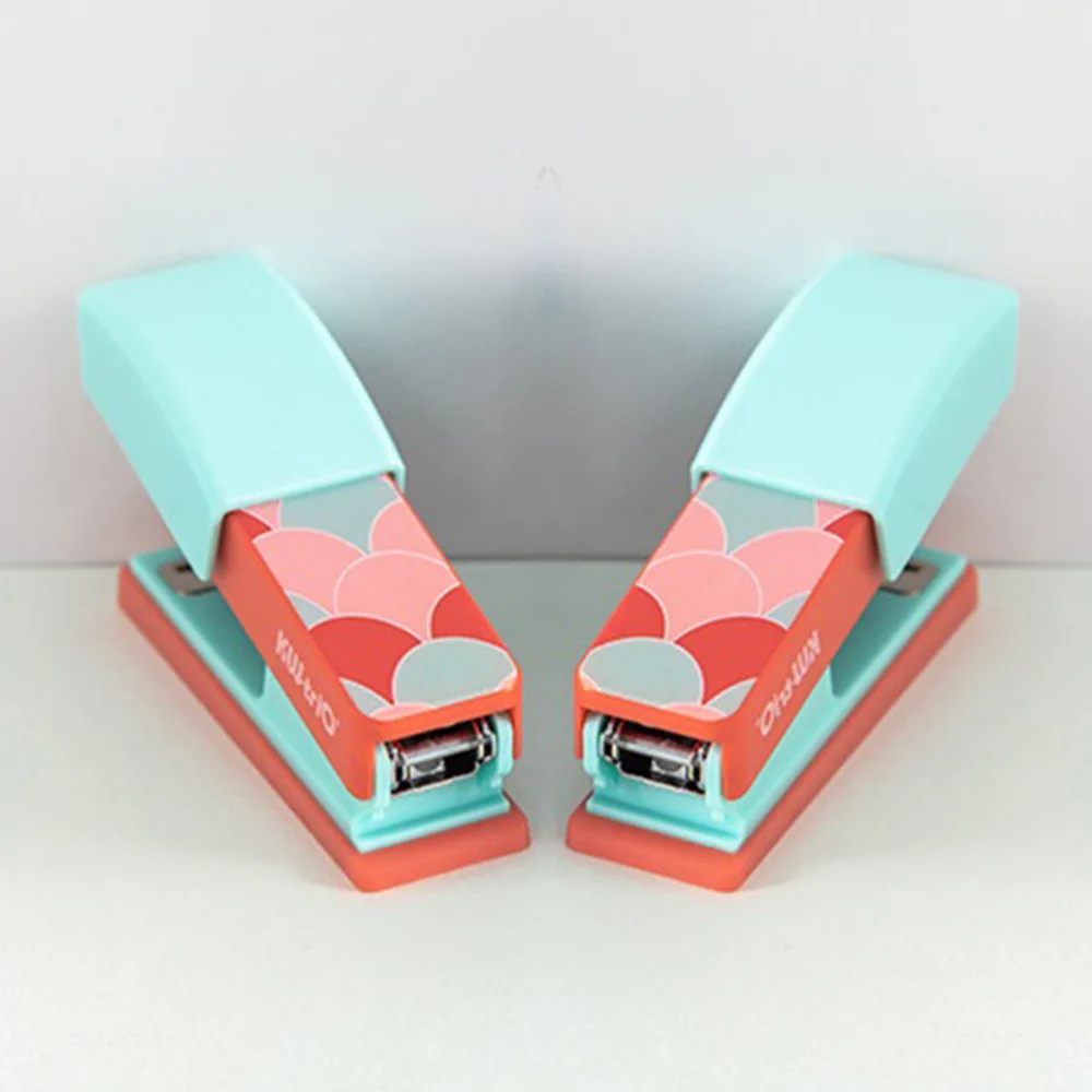 

1PC Mini Portable Stapler Manual Stapling Machine Stationery School Office Supplies (Sky-blue)