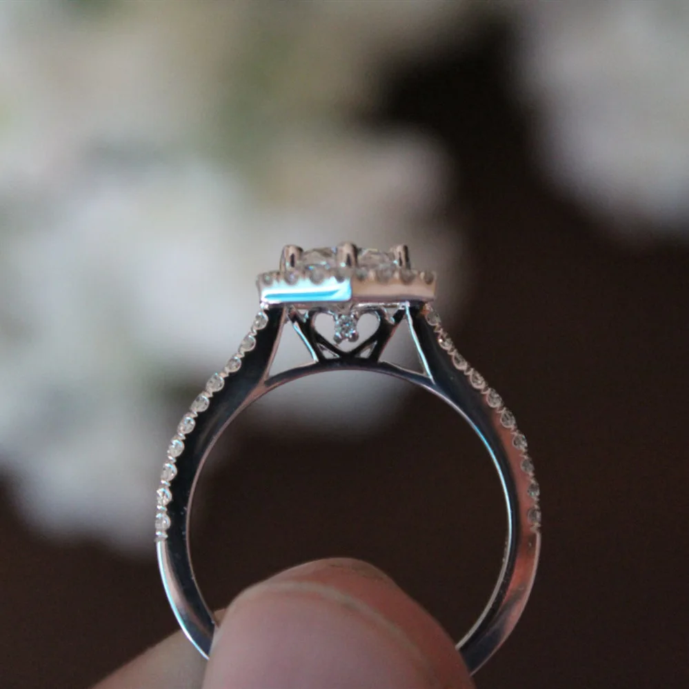 Искусственное бриллиантовое кольцо с орнаментом Moissanite белое золото предложение
