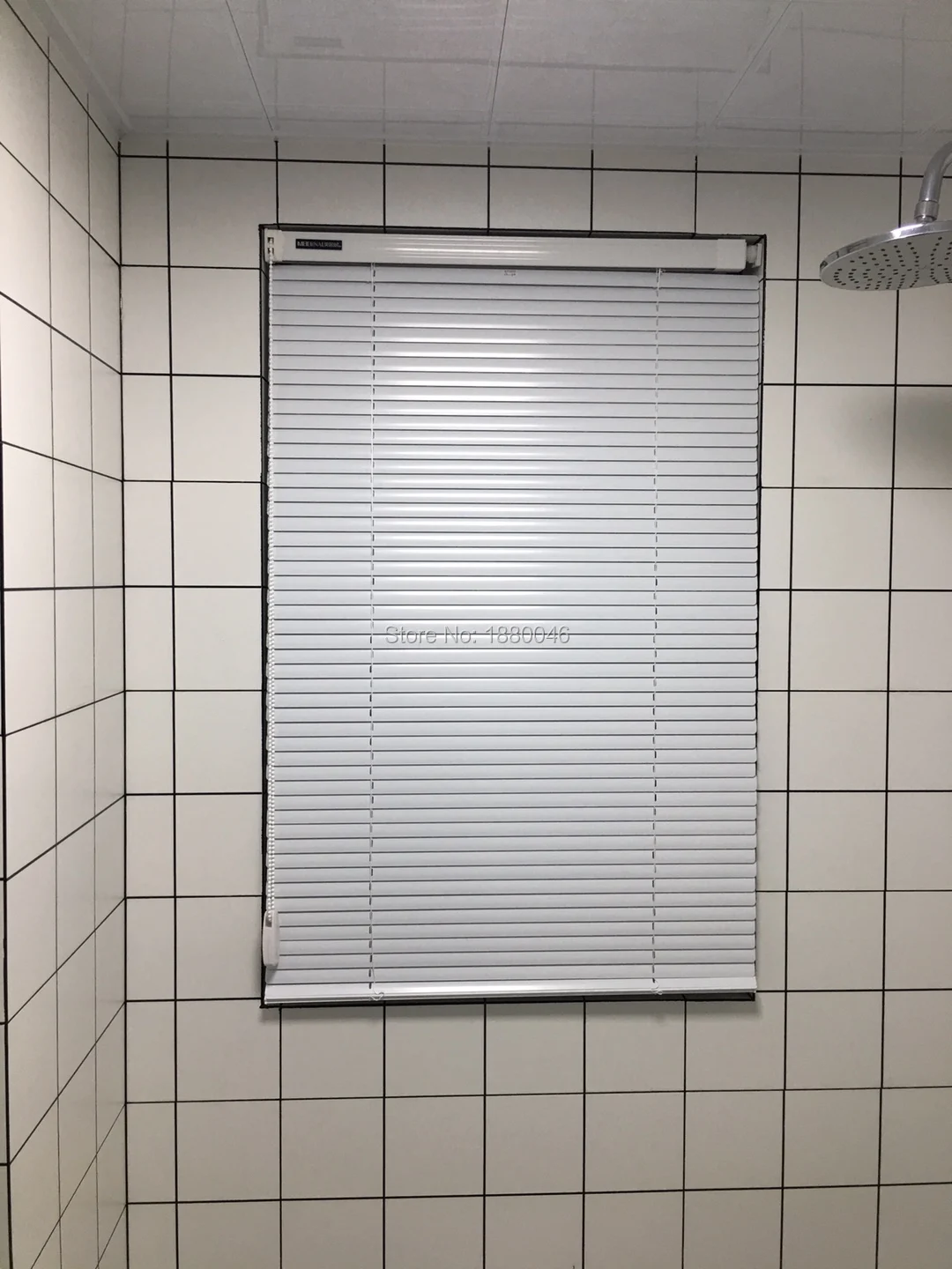 Рулонные шторы белого цвета в современном стиле затемняющие рулонные