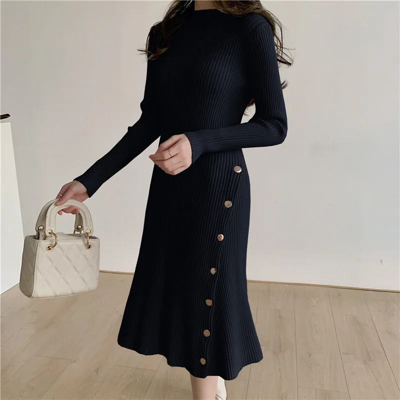 Женское трикотажное платье-свитер средней длины с коротким воротником | Женская