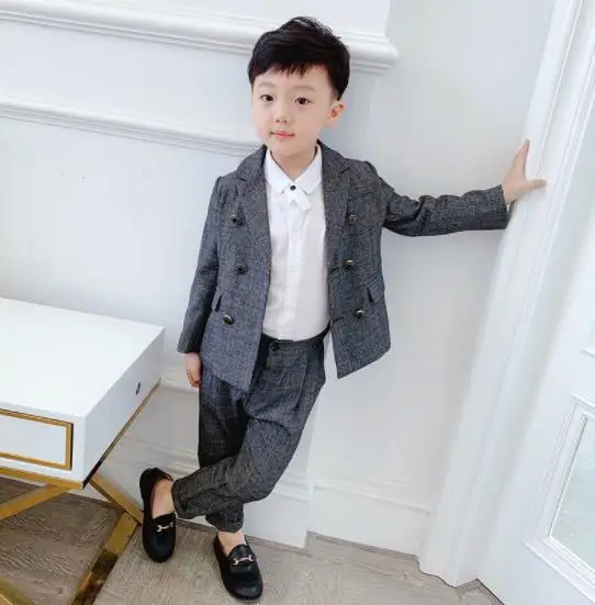 Костюм детский весенний из блейзера и смокинга серого цвета с цветочным принтом