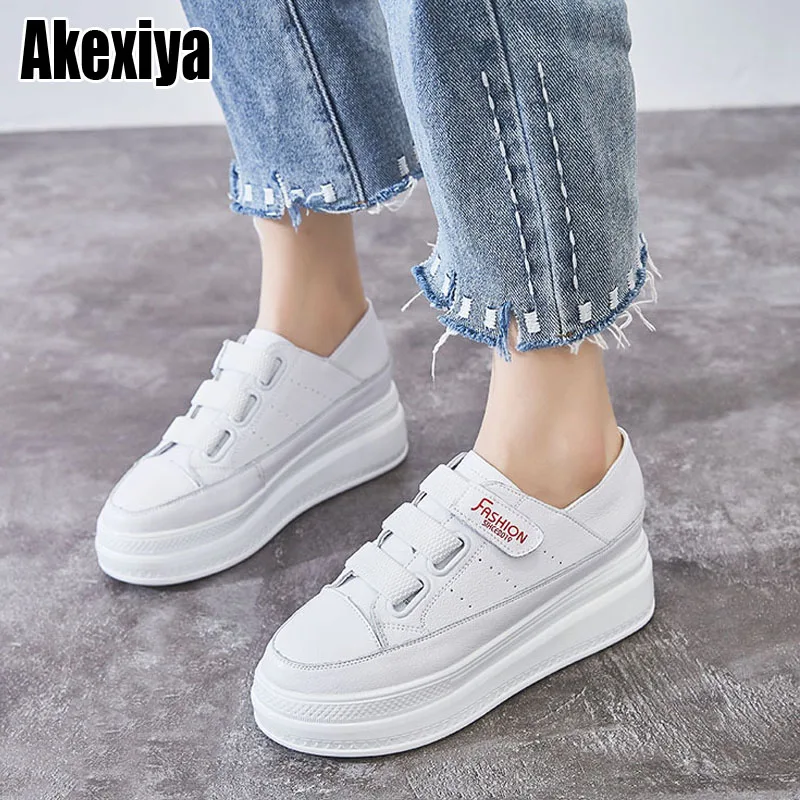 

Женские кроссовки из натуральной кожи, на танкетке, Белые Повседневные туфли, BC3115, новинка 2022