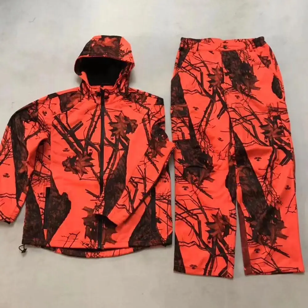 Один комплект непромокаемых ветрозащитных охотничьих костюмов с капюшоном и