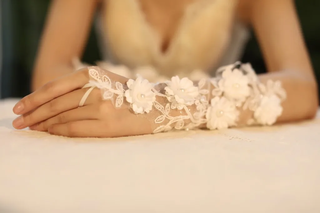 

2019 Wedding Gloves New Arrival Hand-made Diamond Flowers Lace Long Fingerless Bridal Gloves
