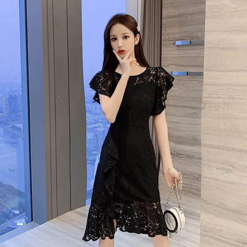 Женское кружевное платье с оборками черное облегающее большого размера