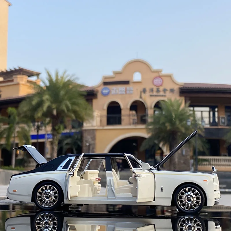 Модель автомобиля Rolls Royce Phantom из сплава 1:24 Литые и игрушечные транспортные