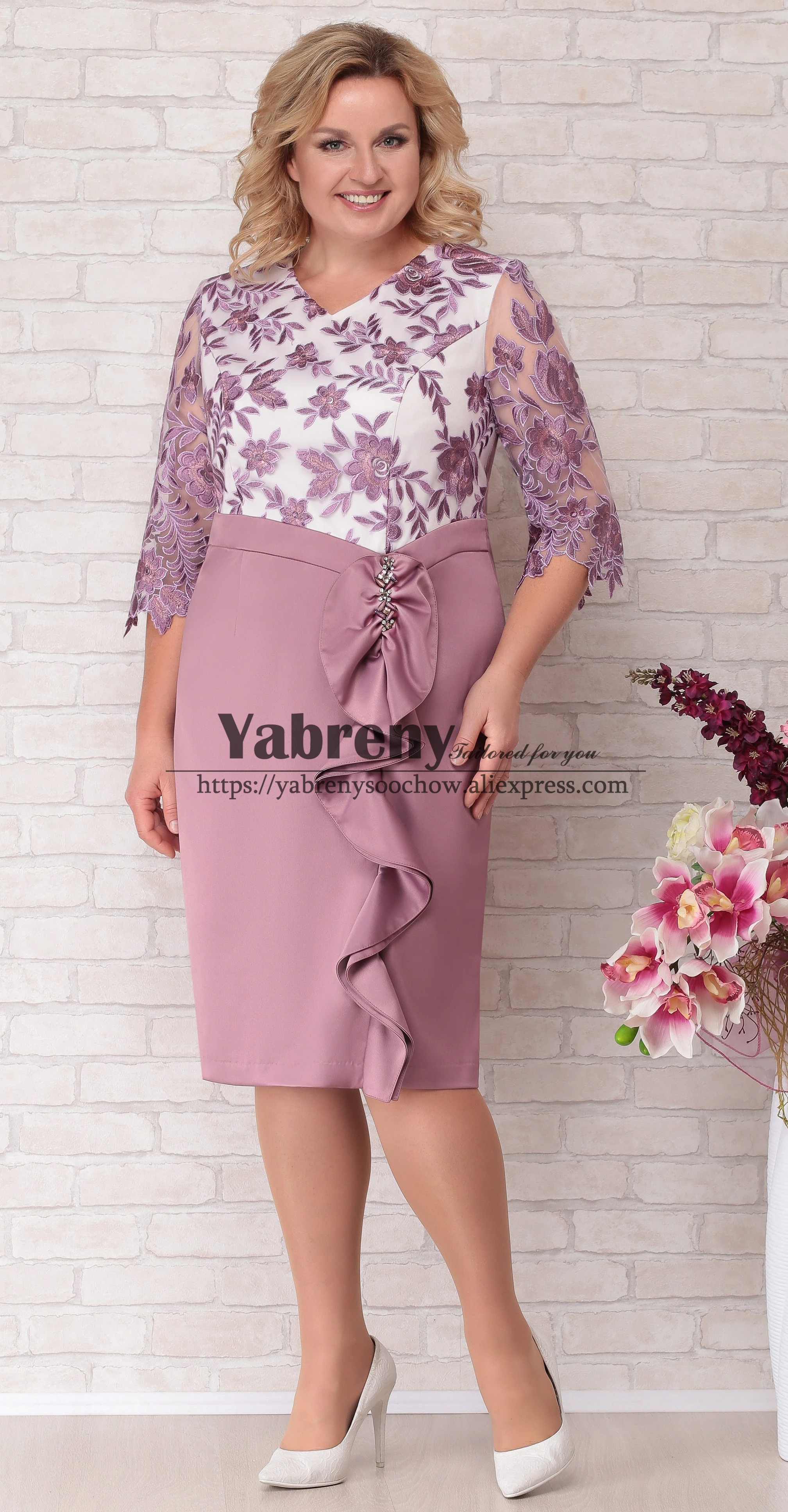 

Атласное платье для матери невесты с оборками