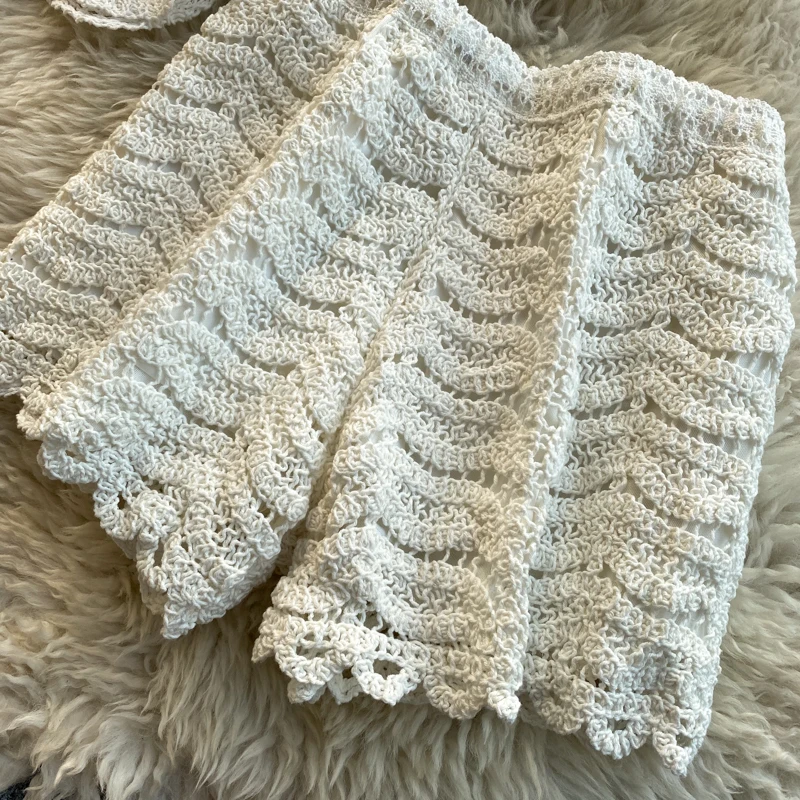 

2021 New Fasion Sleeveless Hollow out Fashion Suit Button Halter Top Elastic Waist Shorts Women Solid Casual 2pcs Set