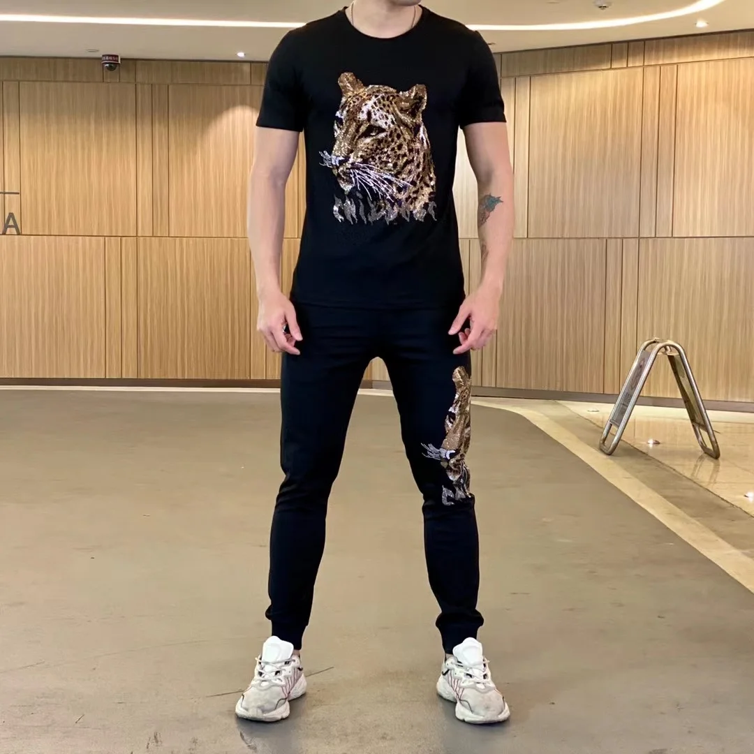 

Summer Sportswear Men's Famous Brand Heavy Craftsmanship Rhinestone Leopard Print T-Shirt + Trousers Jogging Two-Piece Suit Slim