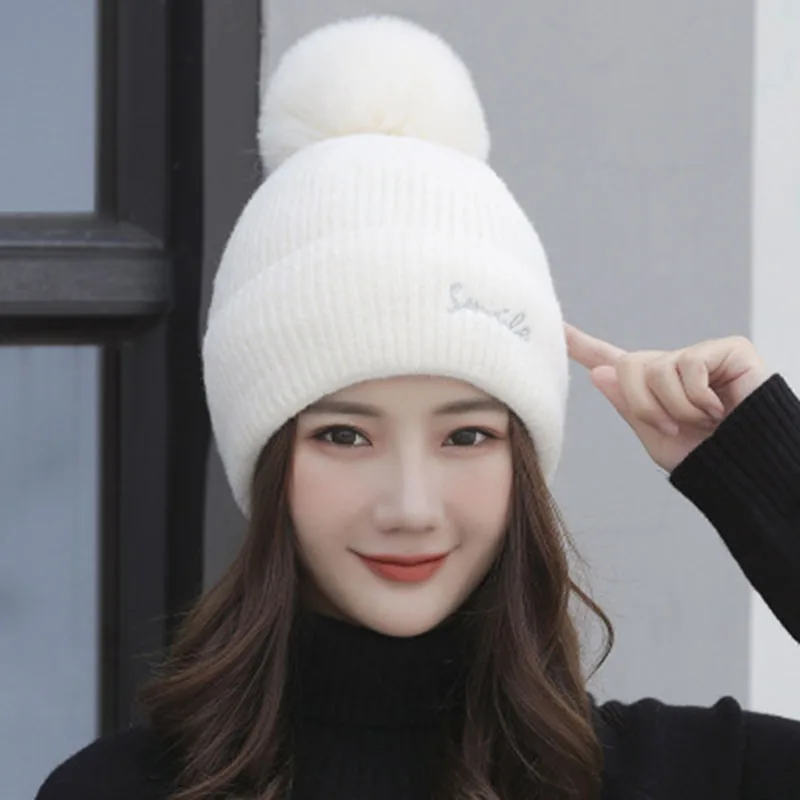 

2020 Hot Winter Women's Hat Thickend And Warm Knitted Beanie Solid Wool With Letters Smile Cap Big Pompoms Designer Bonnets