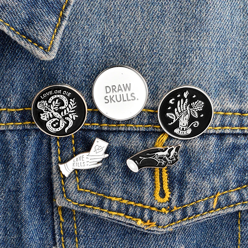 Жесткая эмалированная заколка в стиле панк с надписью Love or die Kill Draw skulls Witch hand |