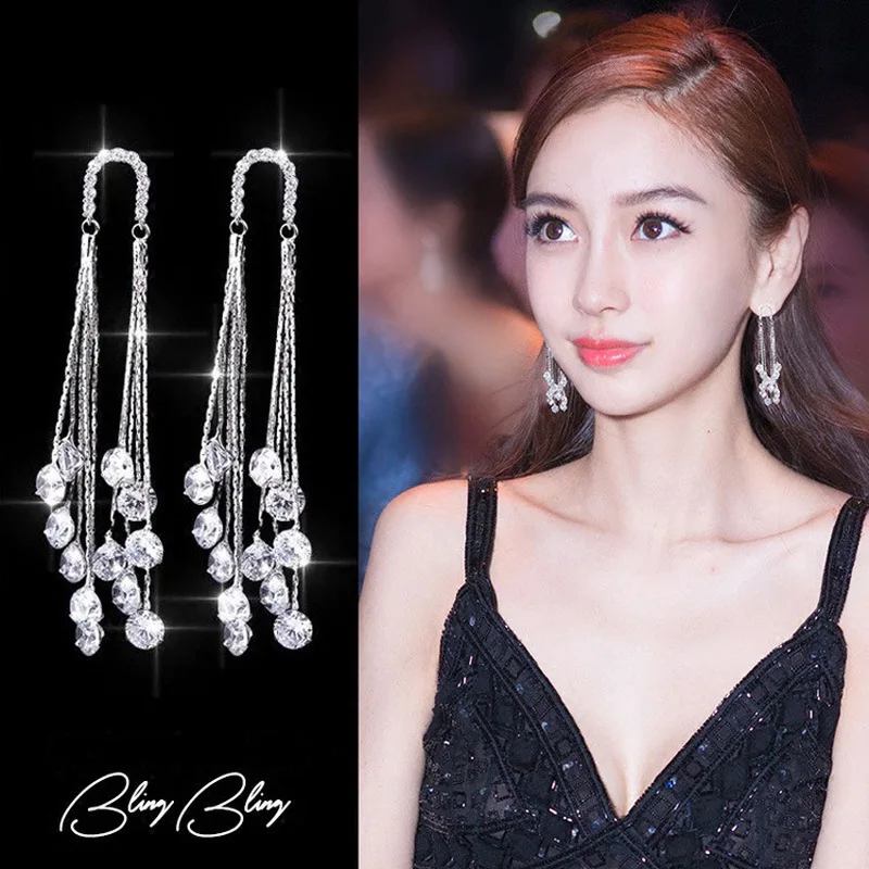 Женские серьги гвоздики серебряного цвета длинные с кисточками и блестящим