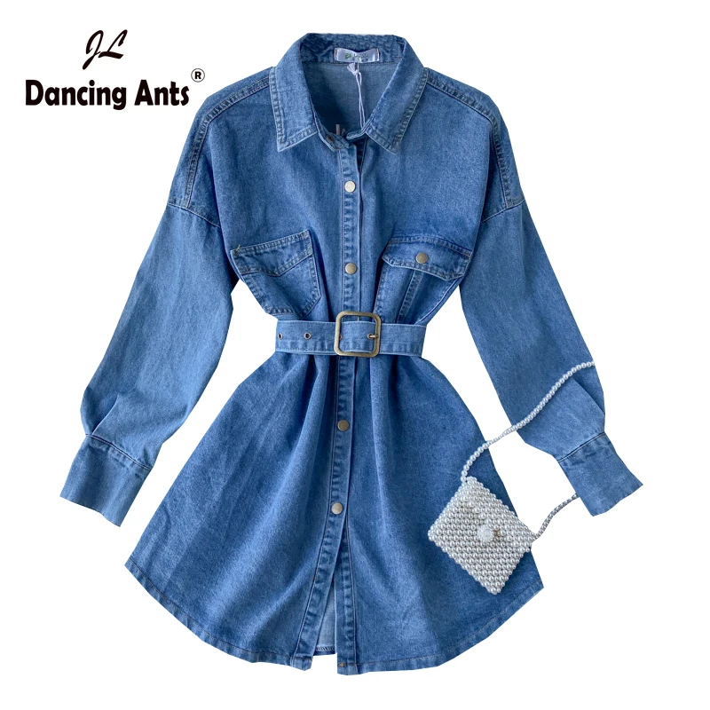 Женское джинсовое платье трапециевидной формы с отложным воротником и поясом